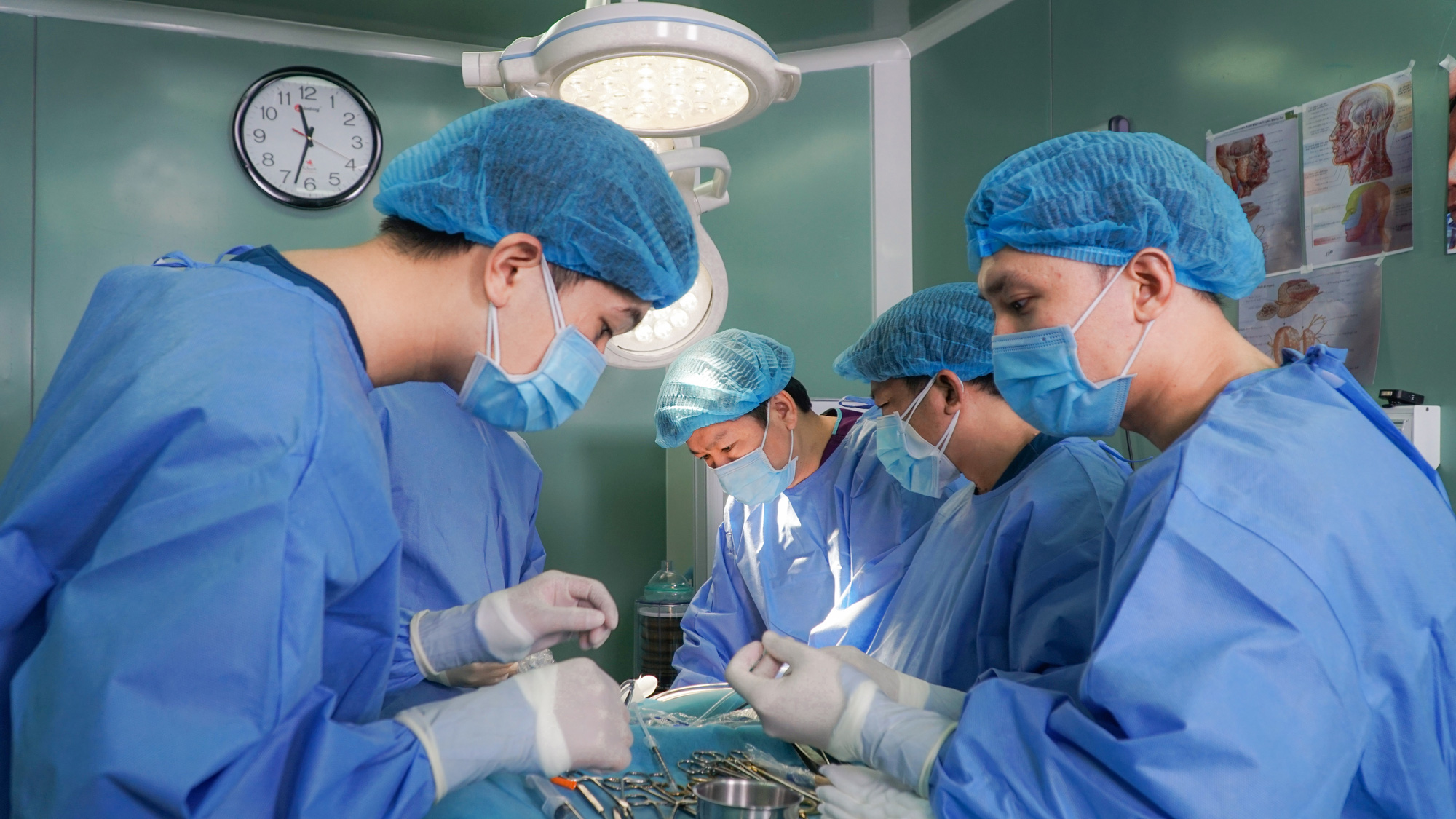 5 giờ c&acirc;n n&atilde;o t&igrave;m lại &aacute;nh s&aacute;ng cho ch&agrave;ng trai bị khối u che lấp 2 mắt - Ảnh 4.