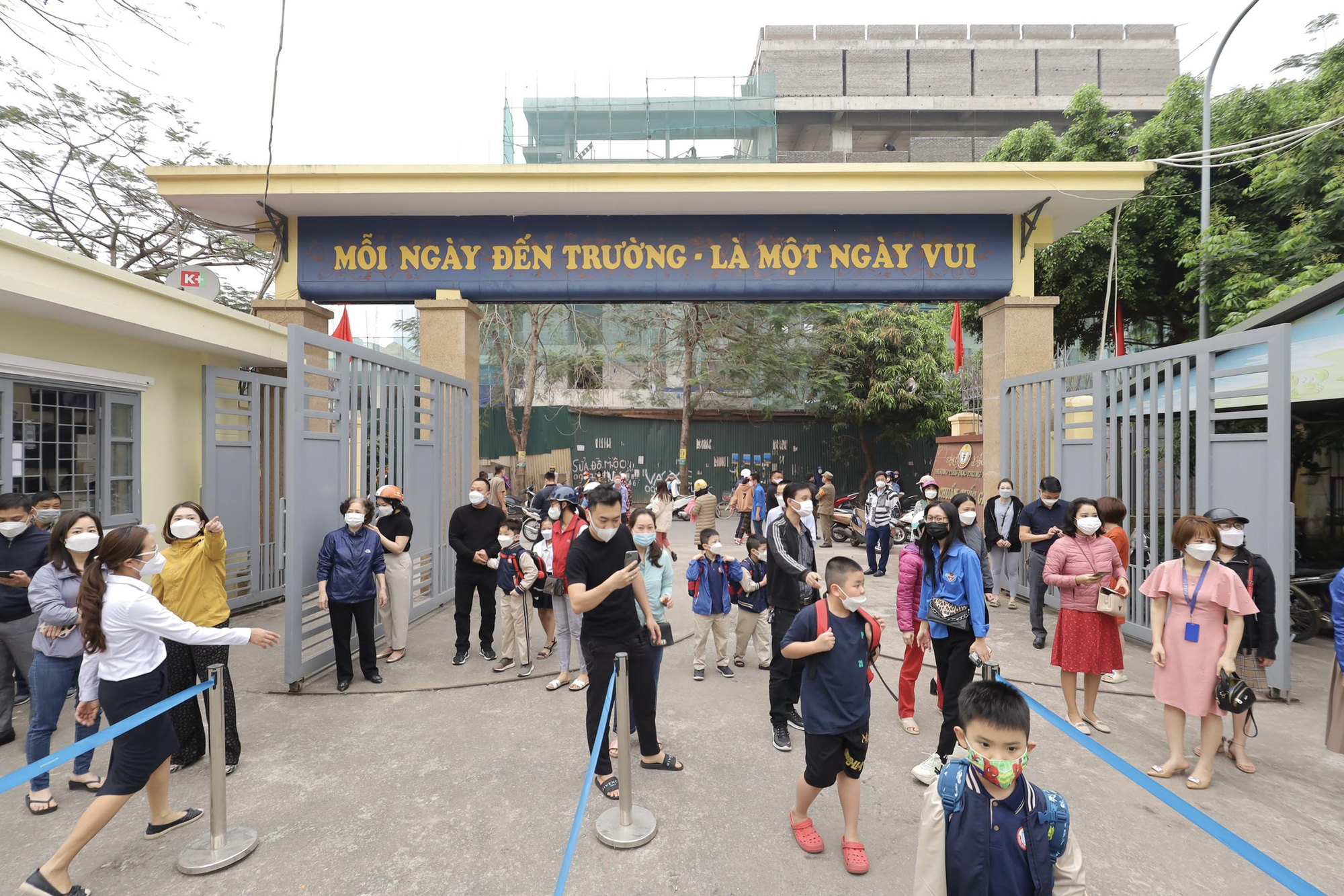 Hơn 1 triệu học sinh H&agrave; Nội h&aacute;o hức trong ng&agrave;y đến trường sau thời gian d&agrave;i học online - Ảnh 7.