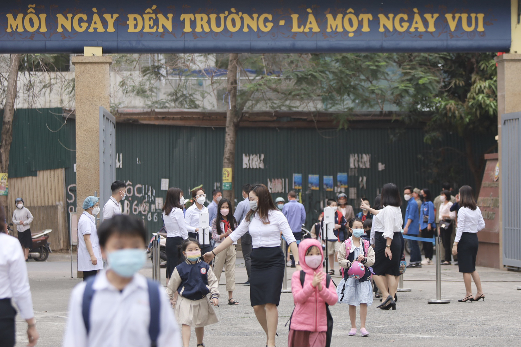 Hơn 1 triệu học sinh H&agrave; Nội h&aacute;o hức trong ng&agrave;y đến trường sau thời gian d&agrave;i học online - Ảnh 5.