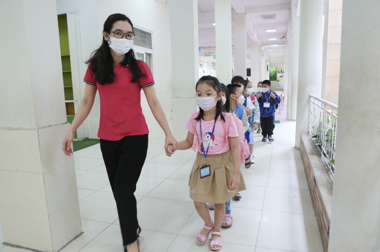 Hơn 1 triệu học sinh H&agrave; Nội h&aacute;o hức trong ng&agrave;y đến trường sau thời gian d&agrave;i học online - Ảnh 8.