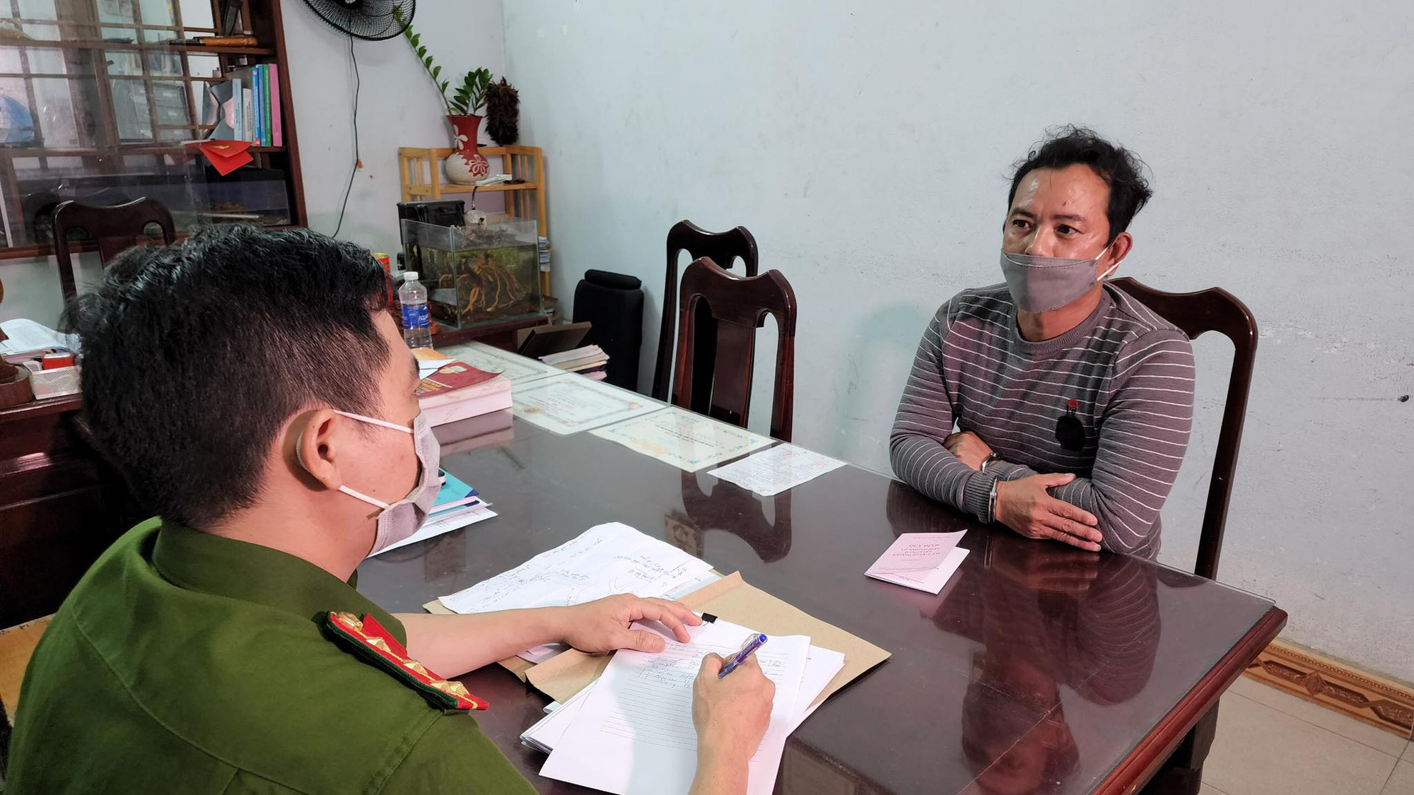 Cựu hướng dẫn viên du lịch cướp điện thoại của nữ công nhân - Ảnh 1.