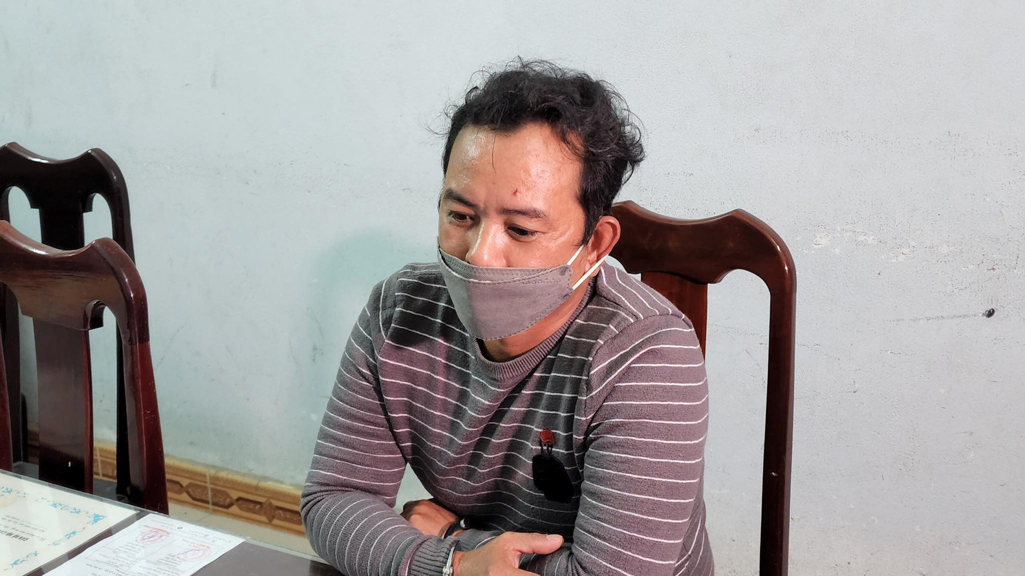 Cựu hướng dẫn viên du lịch cướp điện thoại của nữ công nhân