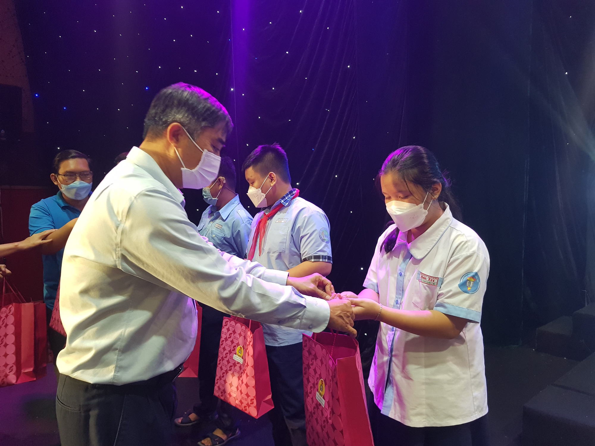 Hỗ trợ con công nhân khó khăn - Ảnh 1.