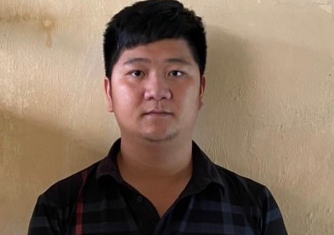 Thanh niên cầm bộ đàm, xưng là công an chặn xe máy thu tiền người vi phạm giao thông