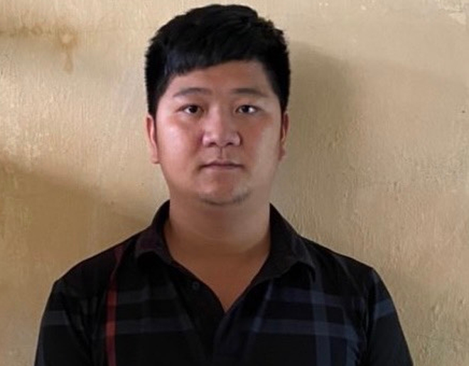 Thanh ni&ecirc;n cầm bộ đ&agrave;m, xưng l&agrave; c&ocirc;ng an chặn xe m&aacute;y thu tiền người d&acirc;n - Ảnh 1.