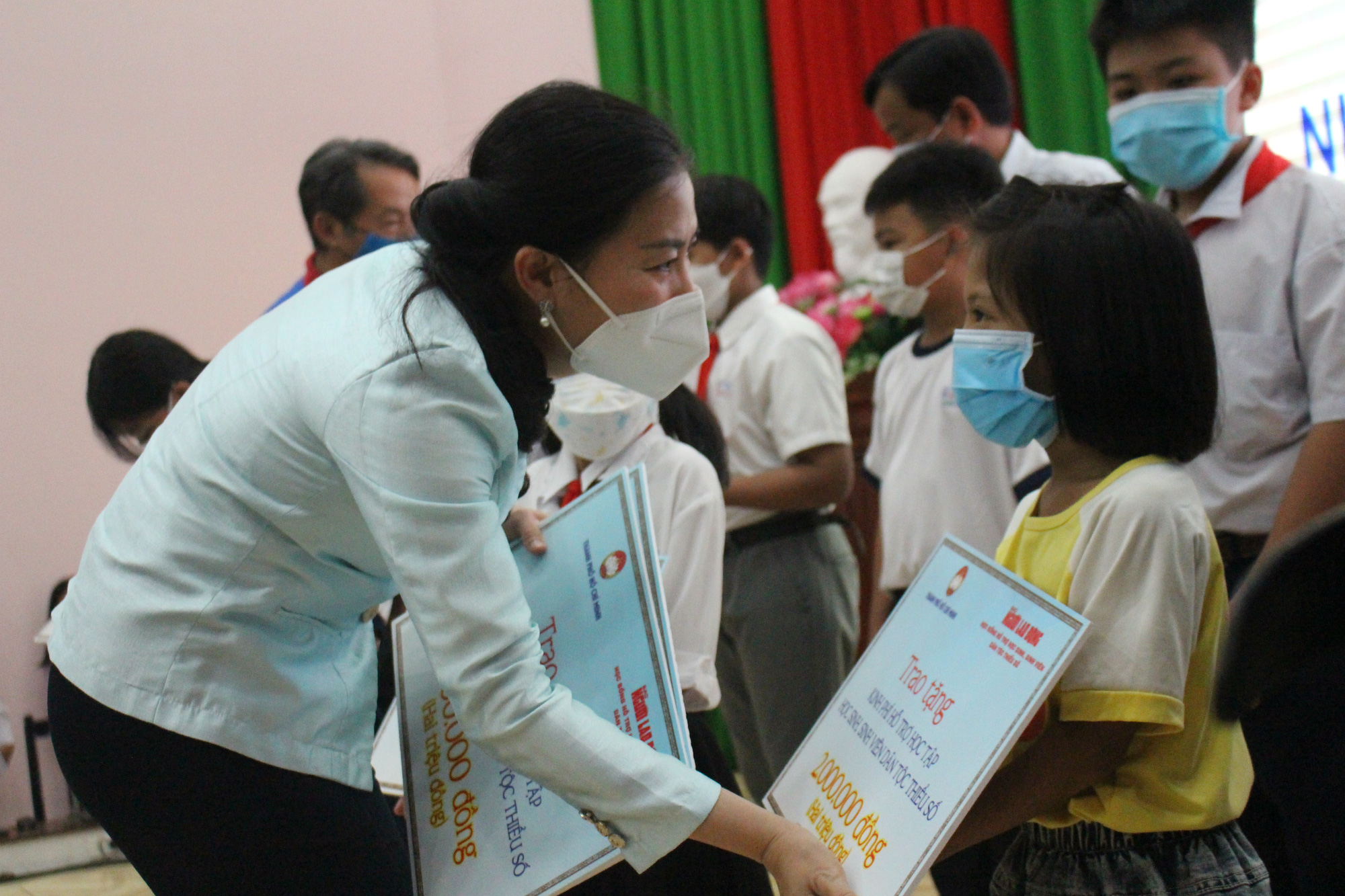 100 suất học bổng cho HS-SV dân tộc thiểu số - Ảnh 1.