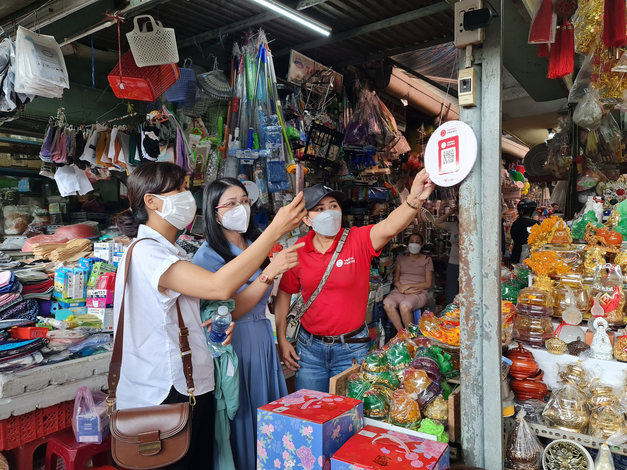 Người Đ&agrave; Nẵng đi chợ chỉ đem smartphone, kh&ocirc;ng cần tiền mặt - Ảnh 4.