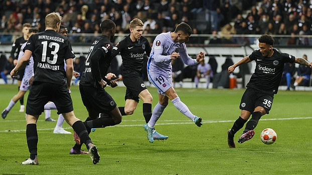 Tân binh lập công, Barcelona thoát hiểm ở Europa League - Ảnh 5.