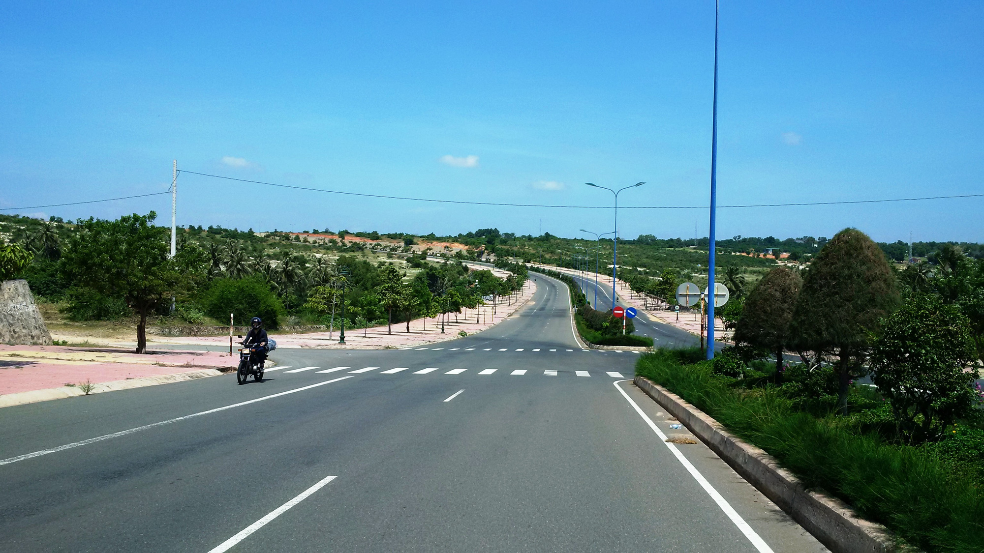 Dụ dỗ xin việc rồi hiếp dâm bé gái 14 tuổi trên đường về nhà - Ảnh 1.