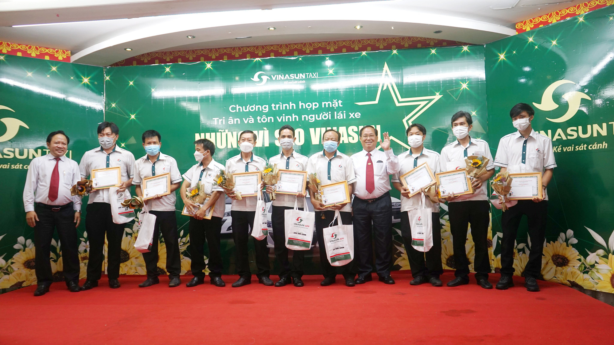 Vinasun chi hơn 1,7 tỉ đồng san sẻ khó khăn với tài xế taxi - Ảnh 1.