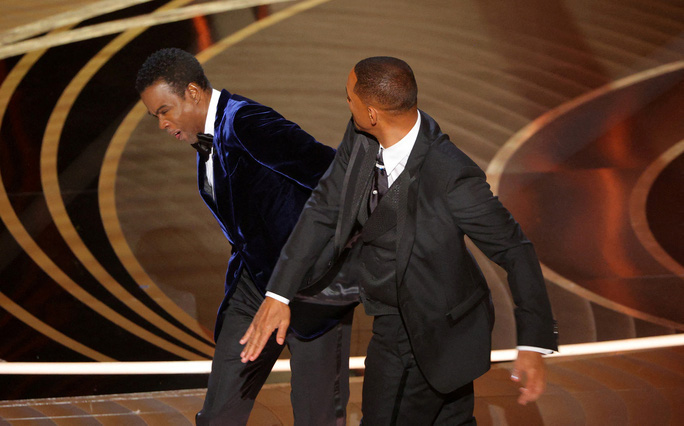 C&uacute; t&aacute;t Oscar 2022: Will Smith bị cấm cửa 10 năm - Ảnh 1.