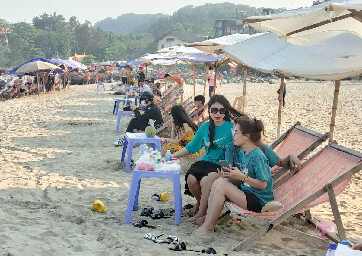 Hàng chục ngàn du khách đổ về biển Sầm Sơn - Ảnh 9.