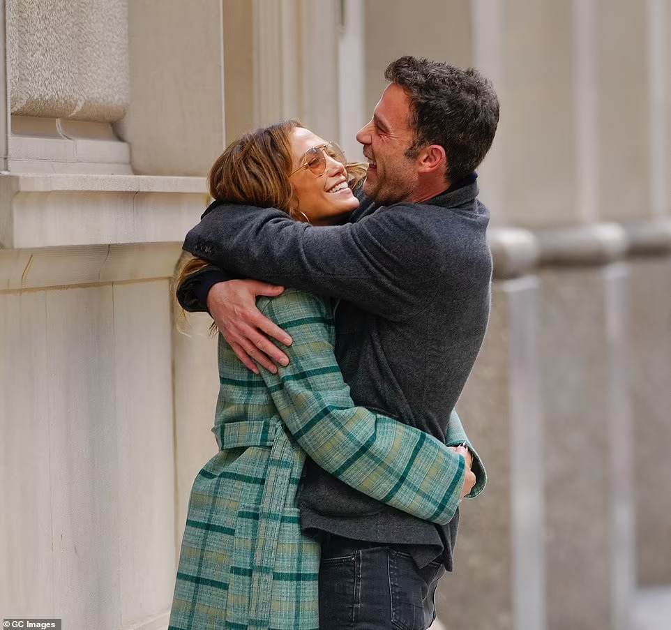 Jennifer Lopez đính hôn cùng Ben Affleck sau tái hợp - Ảnh 5.