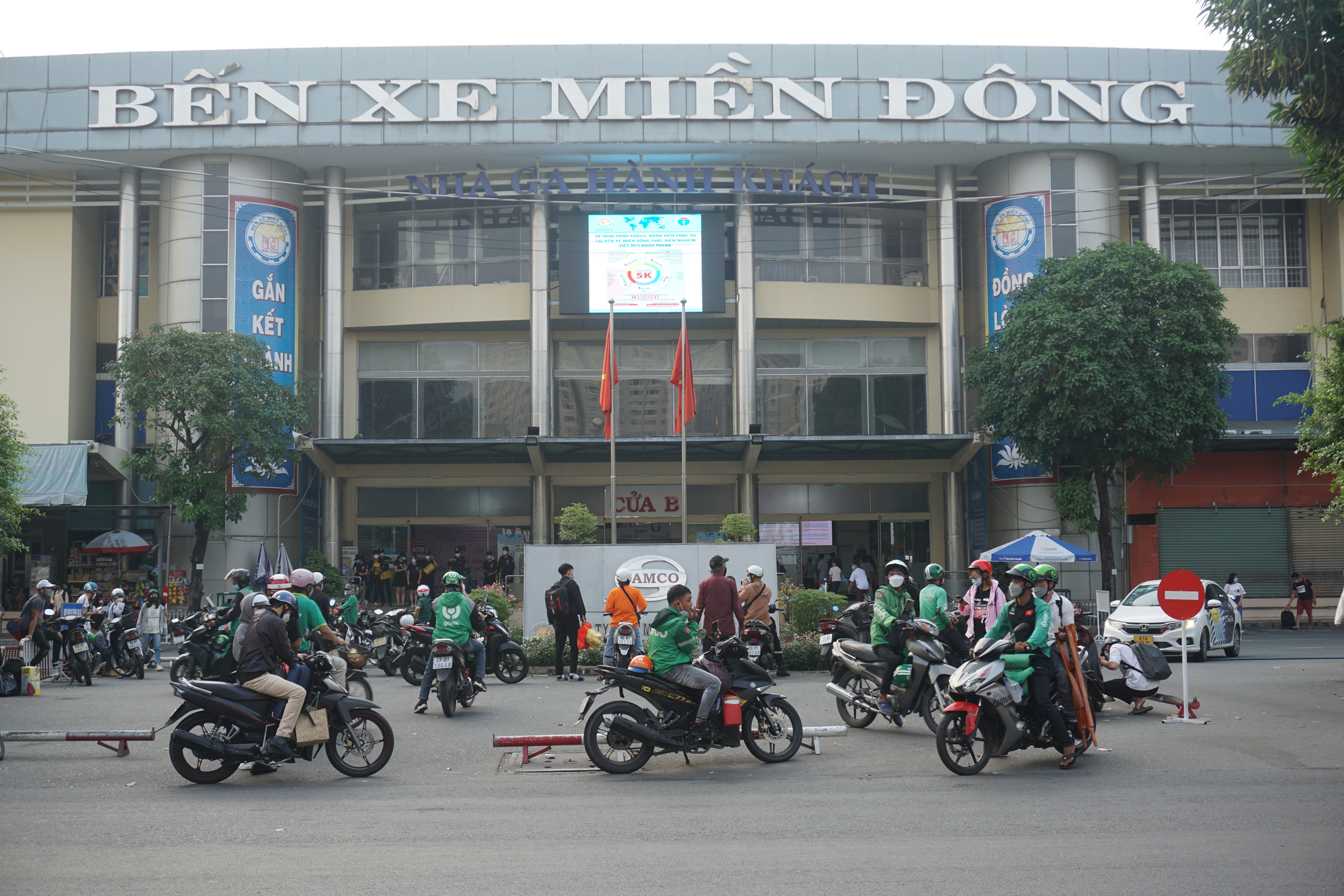 TP HCM: Kẹt xe tại bến xe, tuyến đường cửa ng&otilde; ng&agrave;y đầu nghỉ Lễ Giỗ Tổ H&ugrave;ng Vương - Ảnh 6.