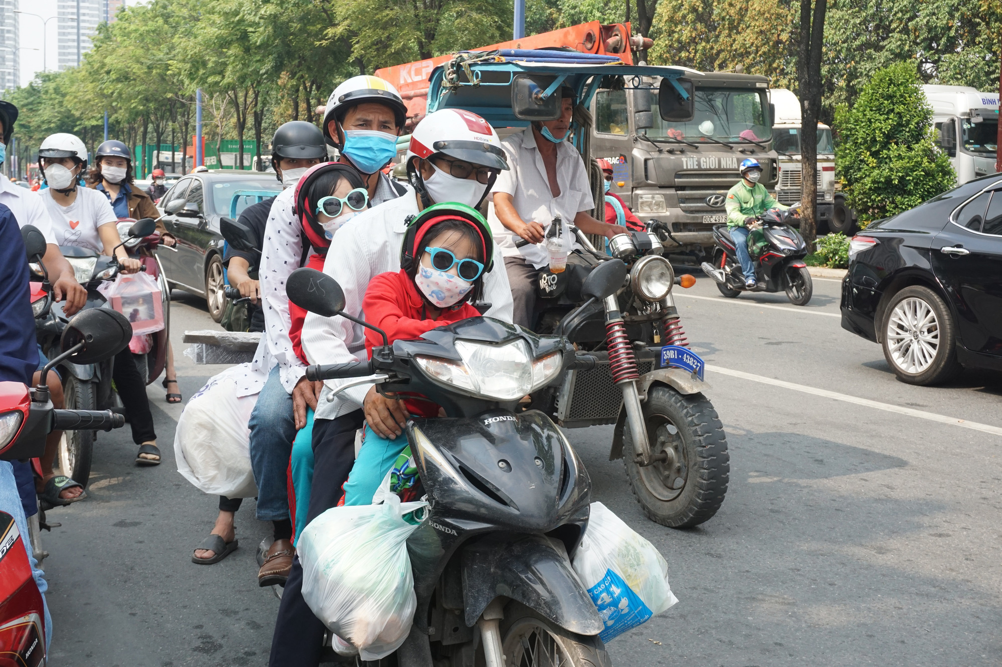 TP HCM: Kẹt xe tại bến xe, tuyến đường cửa ng&otilde; ng&agrave;y đầu nghỉ Lễ Giỗ Tổ H&ugrave;ng Vương - Ảnh 3.
