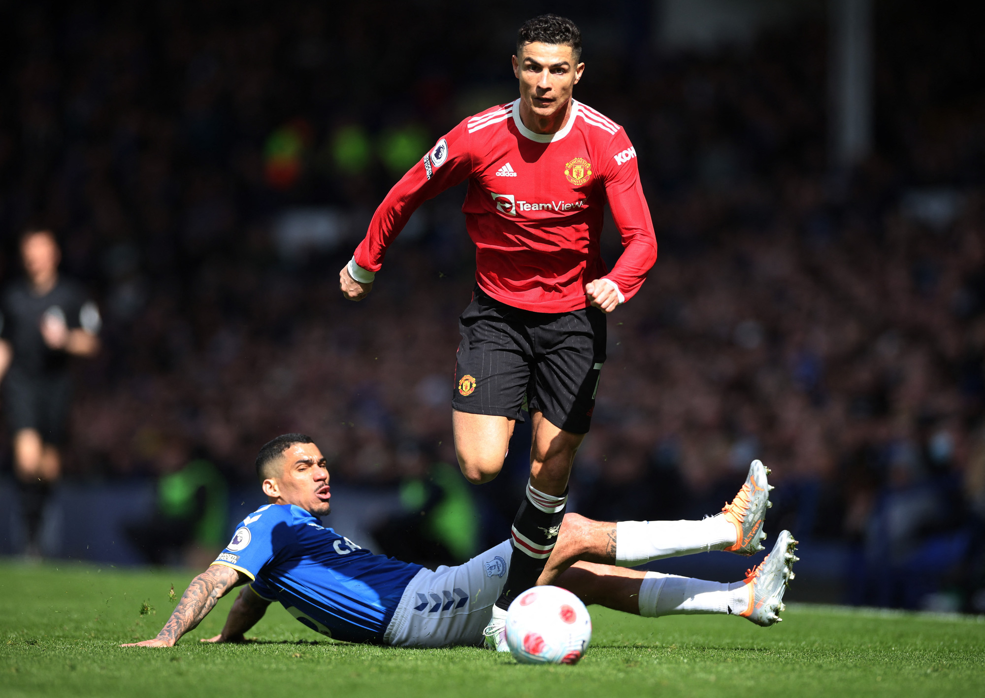 Ronaldo đòi rời Man United, mơ được đá Champions League