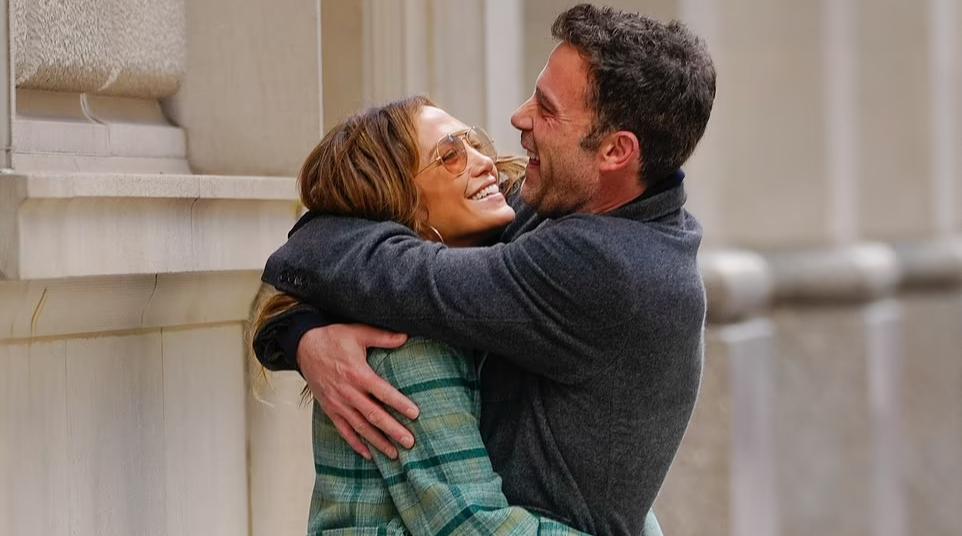 Jennifer Lopez đính hôn cùng Ben Affleck sau tái hợp