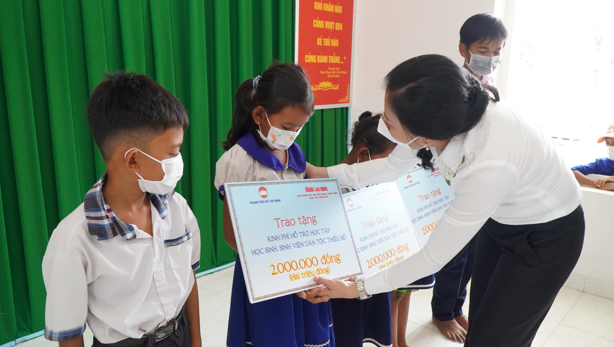 Trao 50 suất học bổng cho học sinh dân tộc thiểu số ở Kiên Giang