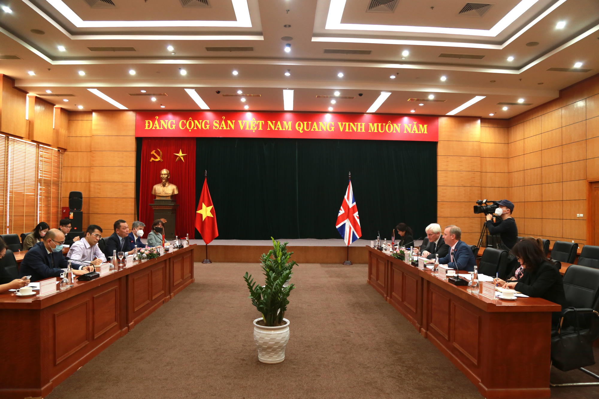 Hoạt động d&agrave;y đặc của Đặc ph&aacute;i vi&ecirc;n Thương mại Thủ tướng Anh tại Việt Nam - Ảnh 1.