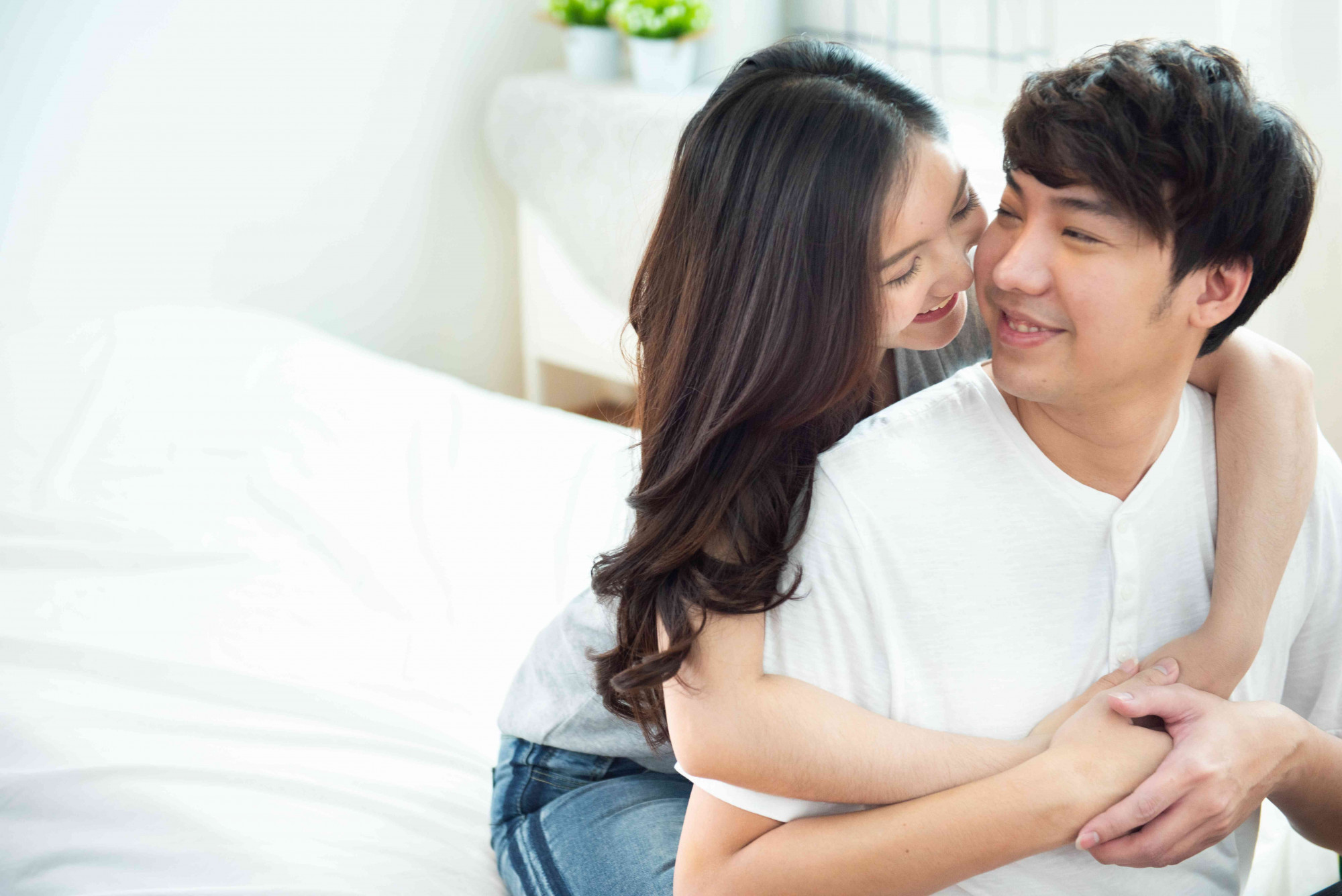 Giảng hoà trên giường: Hạ nhiệt bằng nước sôi? - Ảnh 1.