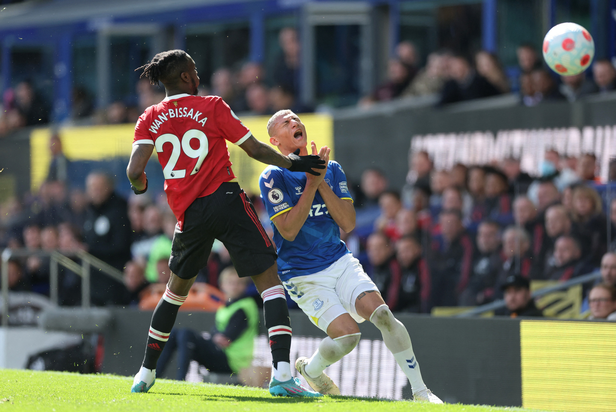 Gục ngã trước Everton, Man United hết mơ tranh Top 4 - Ảnh 2.