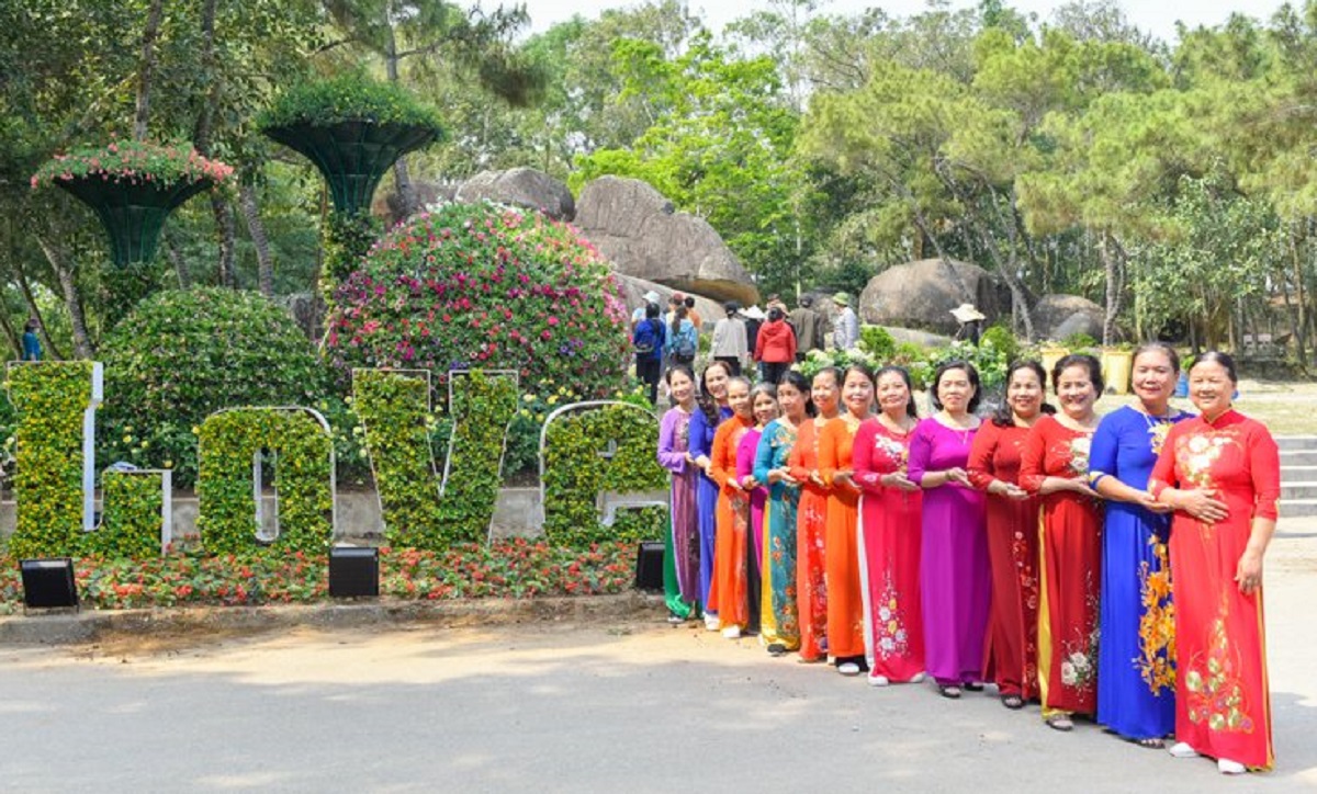 H&agrave;ng ng&agrave;n c&acirc;y hoa khoe sắc tại Lễ hội t&igrave;nh y&ecirc;u h&ograve;n Trống M&aacute;i - Ảnh 10.