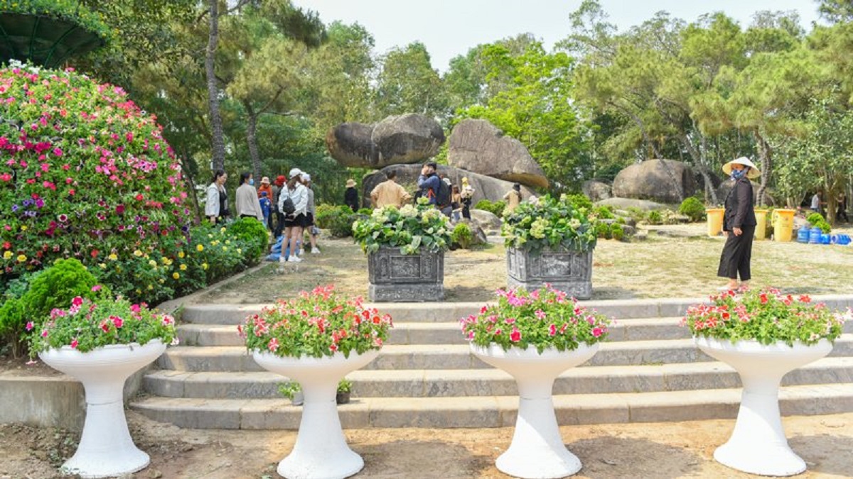 H&agrave;ng ng&agrave;n c&acirc;y hoa khoe sắc tại Lễ hội t&igrave;nh y&ecirc;u h&ograve;n Trống M&aacute;i - Ảnh 5.