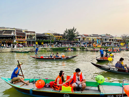 Được mùa "hút" khách