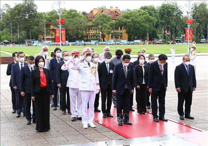 Thủ tướng Nhật Bản Kishida Fumio viếng Chủ tịch Hồ Chí Minh - Ảnh 3.