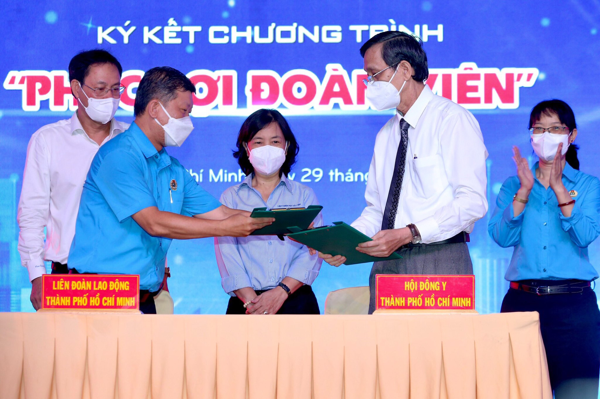 Tháng 5 nghĩa tình