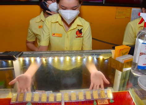 Giá vàng hôm nay 1-5: Vàng SJC neo giá trên 70 triệu đồng/lượng, cao hơn thế giới mức kỷ lục