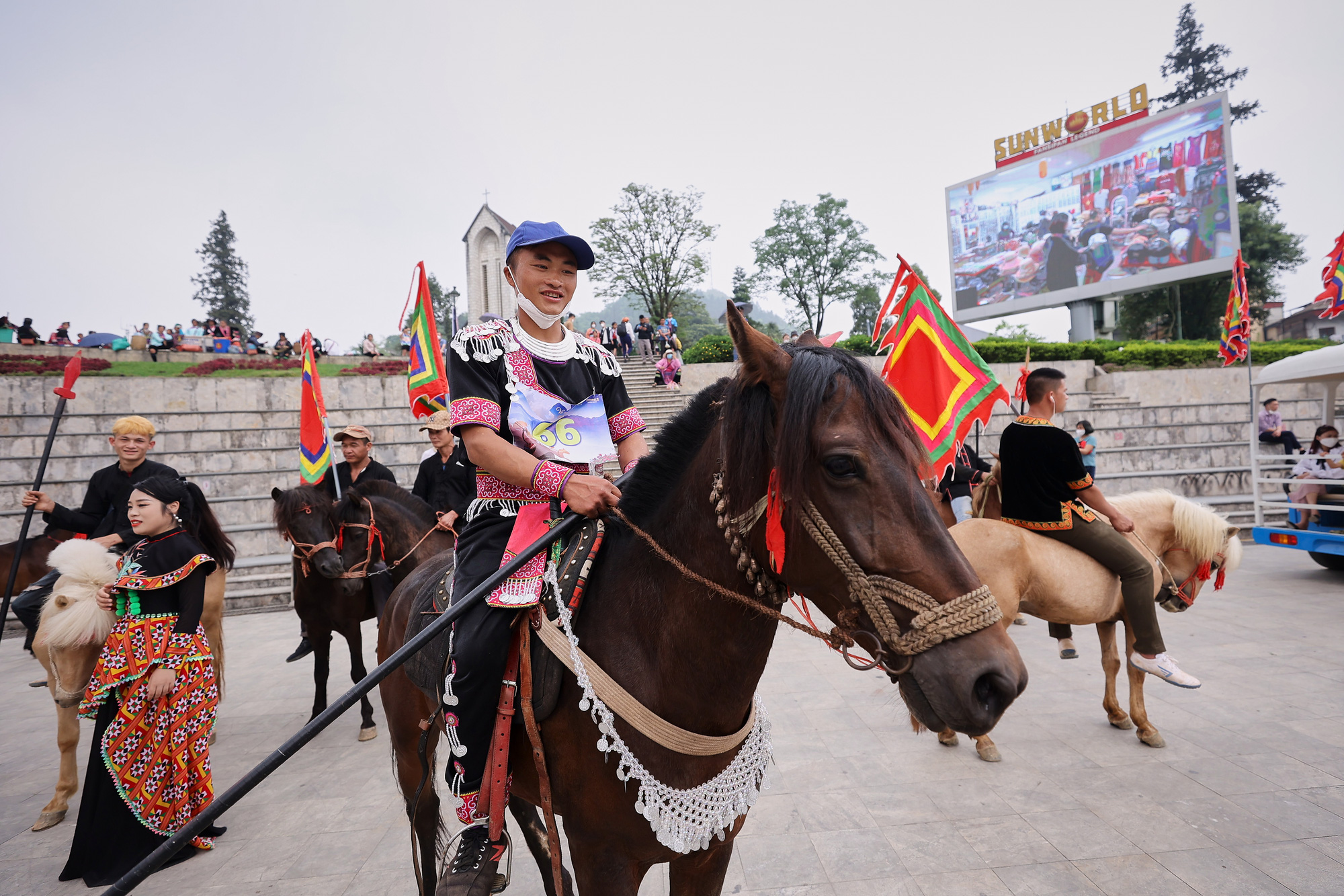 Những chiến m&atilde; T&acirc;y Bắc tung v&oacute; giữa ngợp ngời hoa hồng tại m&ugrave;a giải &ldquo;V&oacute; ngựa tr&ecirc;n m&acirc;y&rdquo; - Ảnh 2.