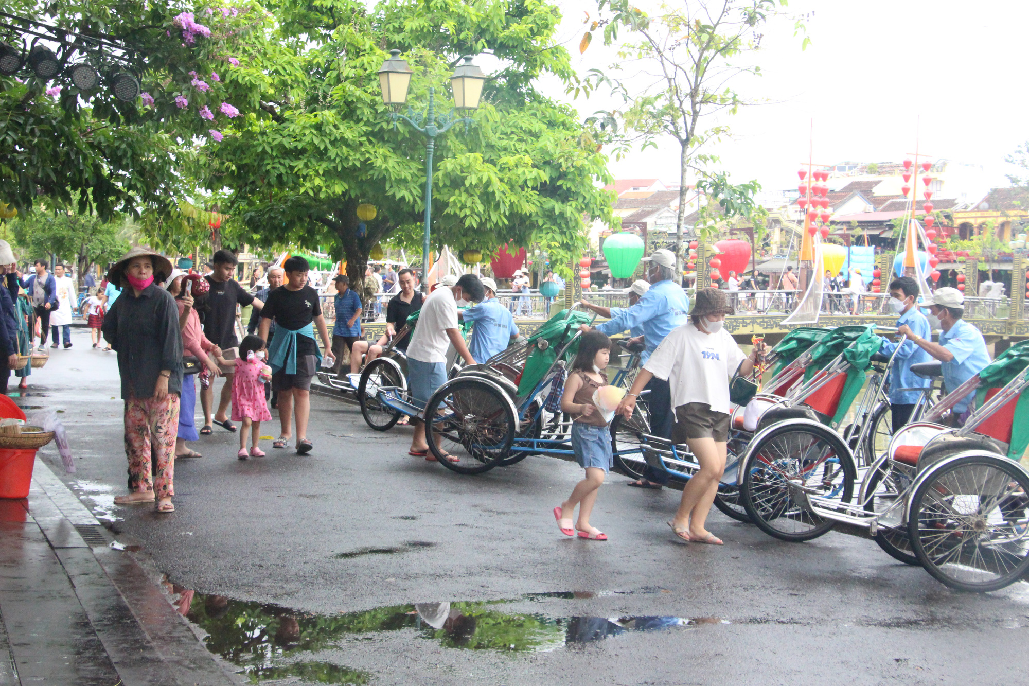 Hàng chục ngàn người đổ về Hội An du lịch, phố cổ ken kín lối - Ảnh 4.