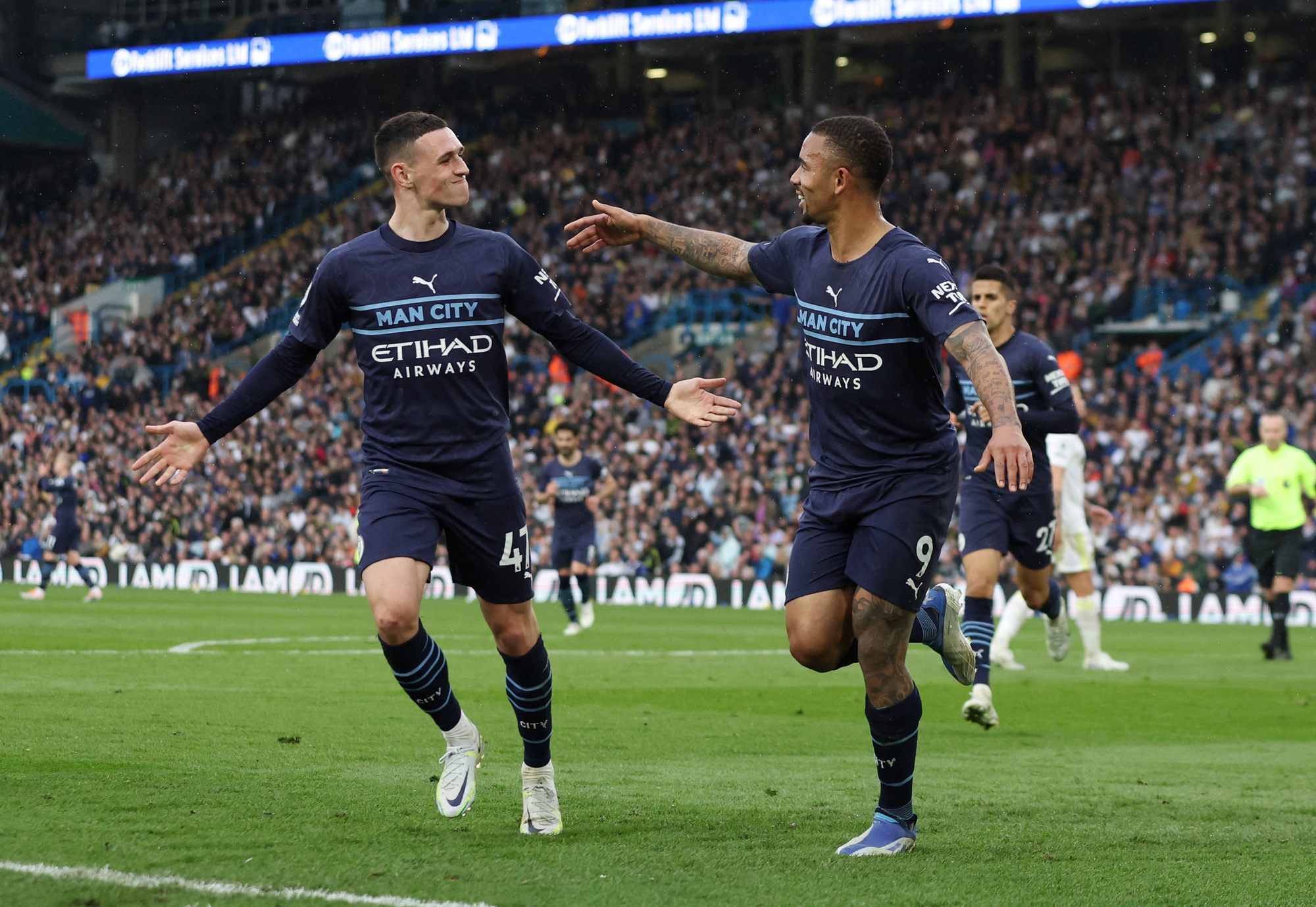 Mưa b&agrave;n thắng hạ Leeds United, Man City đ&ograve;i ng&ocirc;i đầu Ngoại hạng - Ảnh 5.