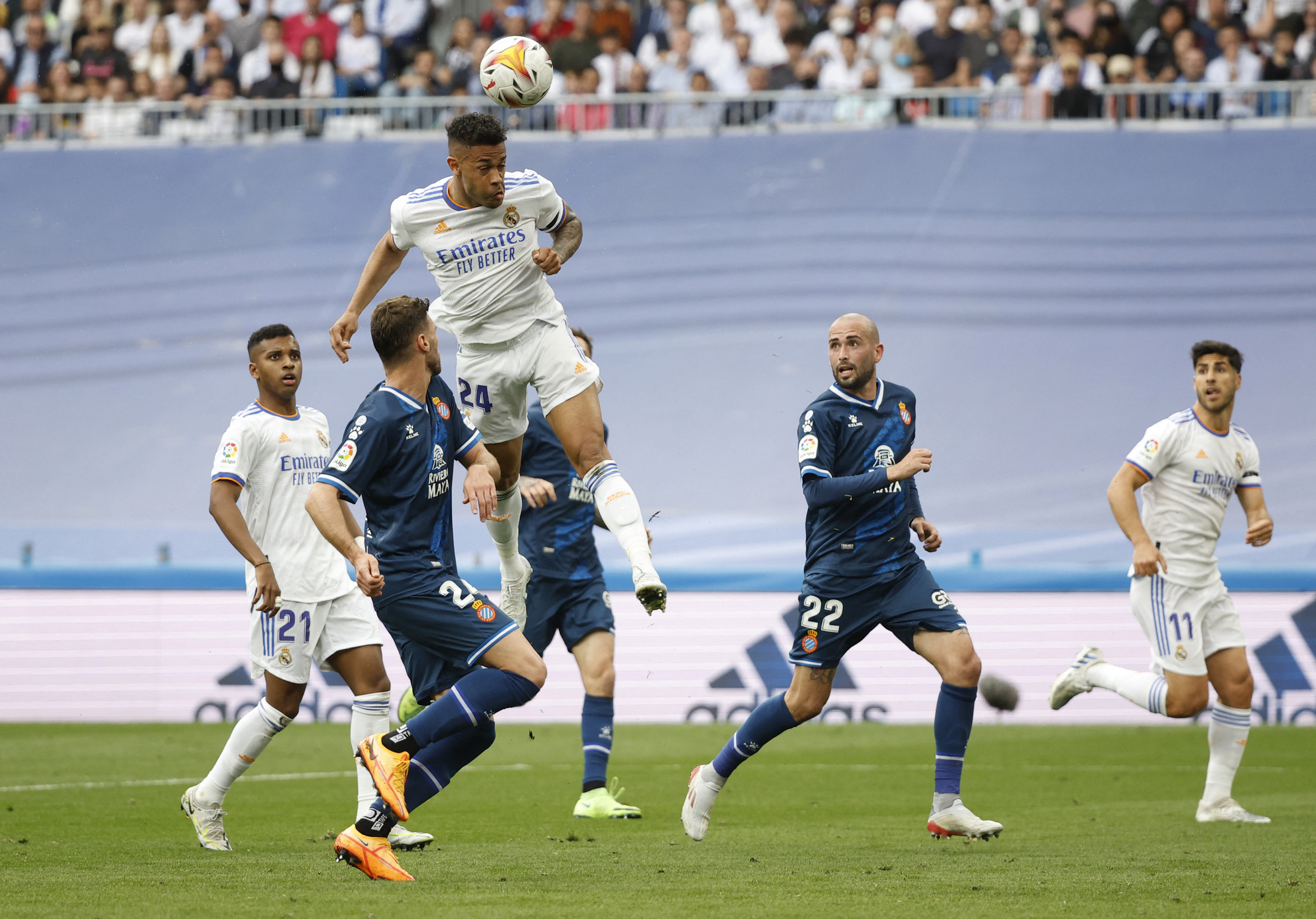 Thắng 4 sao Espanyol, Real Madrid đăng quang sớm La Liga - Ảnh 1.