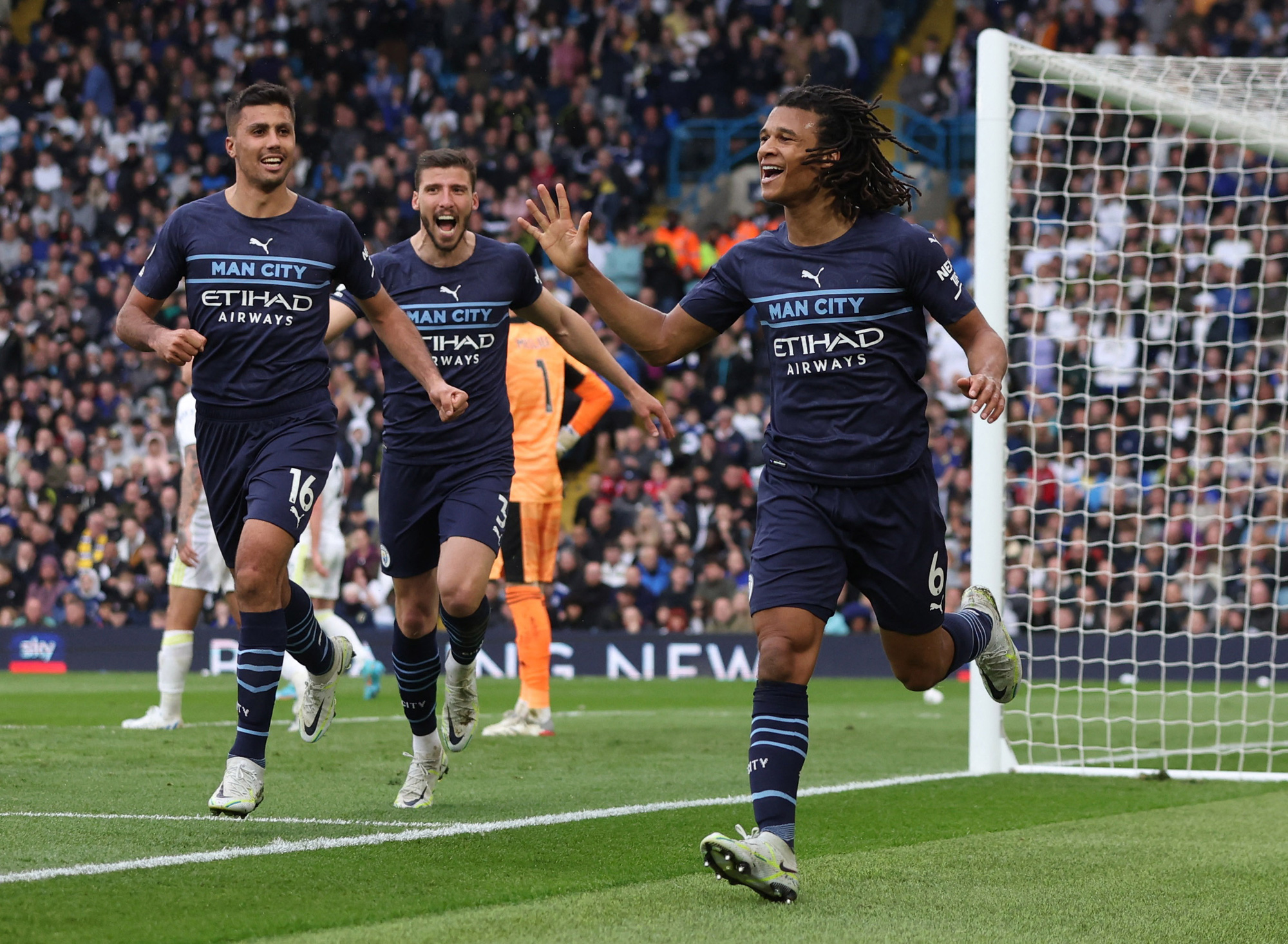 Mưa b&agrave;n thắng hạ Leeds United, Man City đ&ograve;i ng&ocirc;i đầu Ngoại hạng - Ảnh 4.