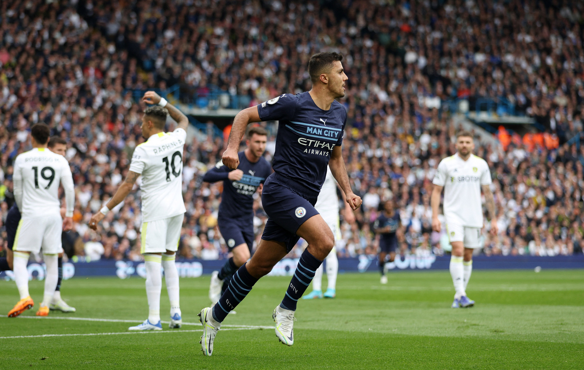 Mưa b&agrave;n thắng hạ Leeds United, Man City đ&ograve;i ng&ocirc;i đầu Ngoại hạng - Ảnh 3.