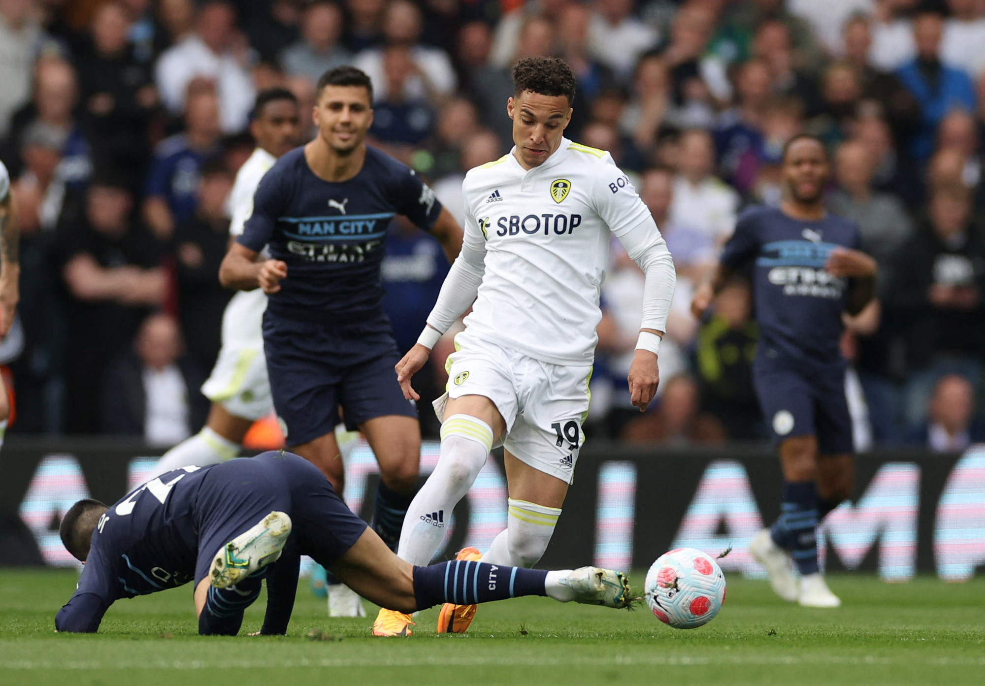 Mưa b&agrave;n thắng hạ Leeds United, Man City đ&ograve;i ng&ocirc;i đầu Ngoại hạng - Ảnh 2.