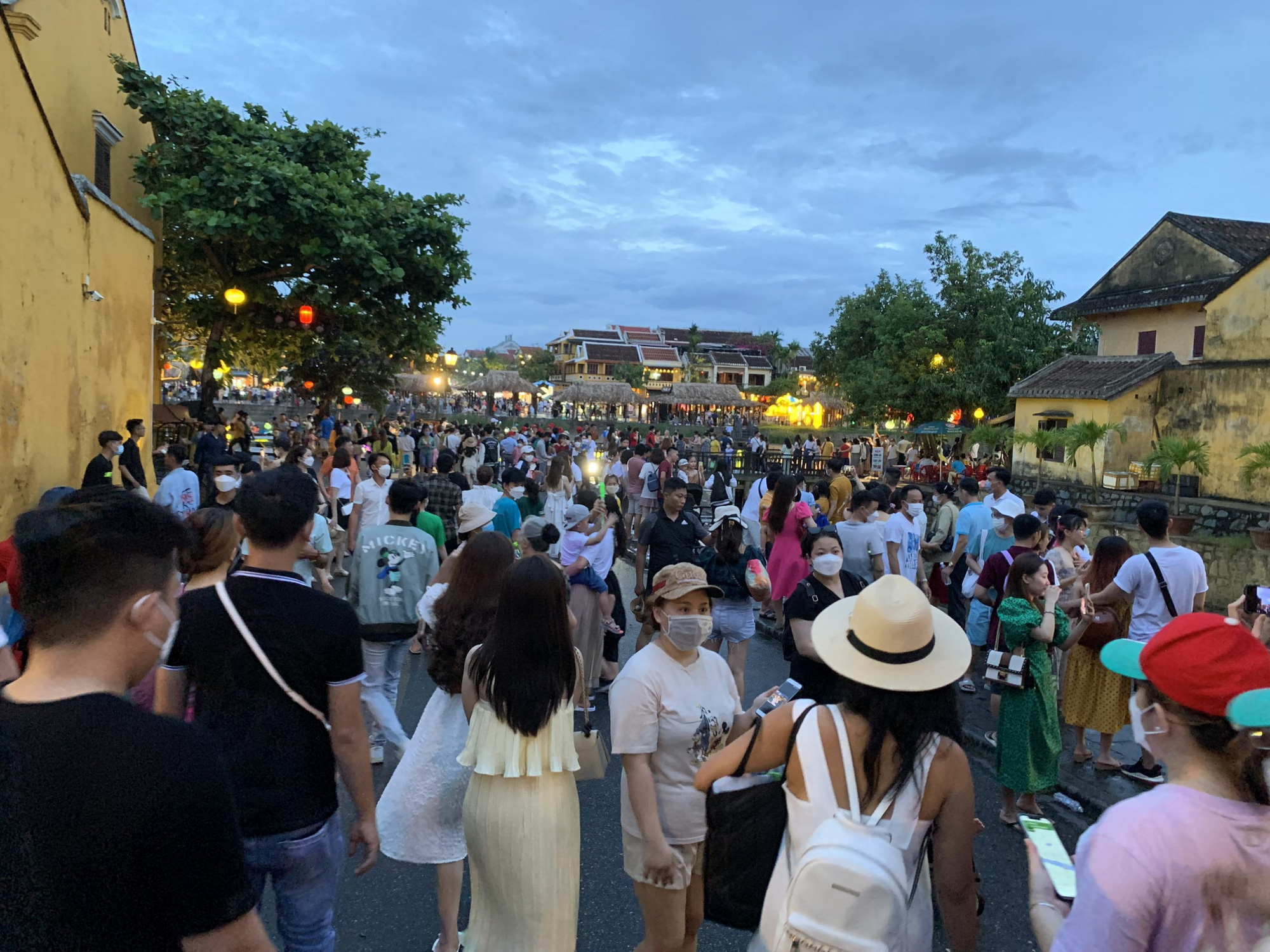 Hàng chục ngàn người đổ về Hội An du lịch, phố cổ ken kín lối - Ảnh 1.