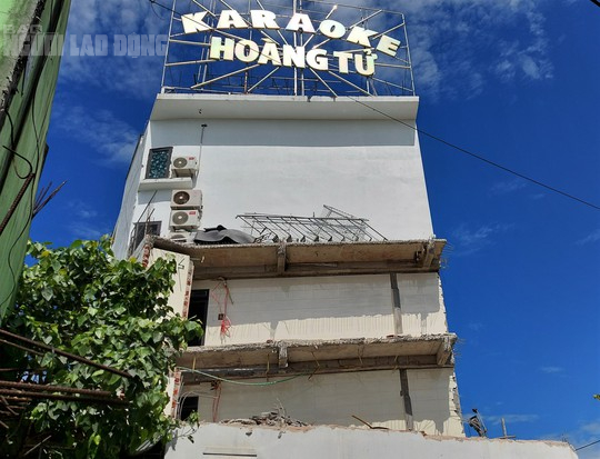 Xây dựng ngoài sổ đỏ đến 58 m2, quán karaoke Hoàng Tử buộc phải tháo dỡ phần vi phạm - Ảnh 1.