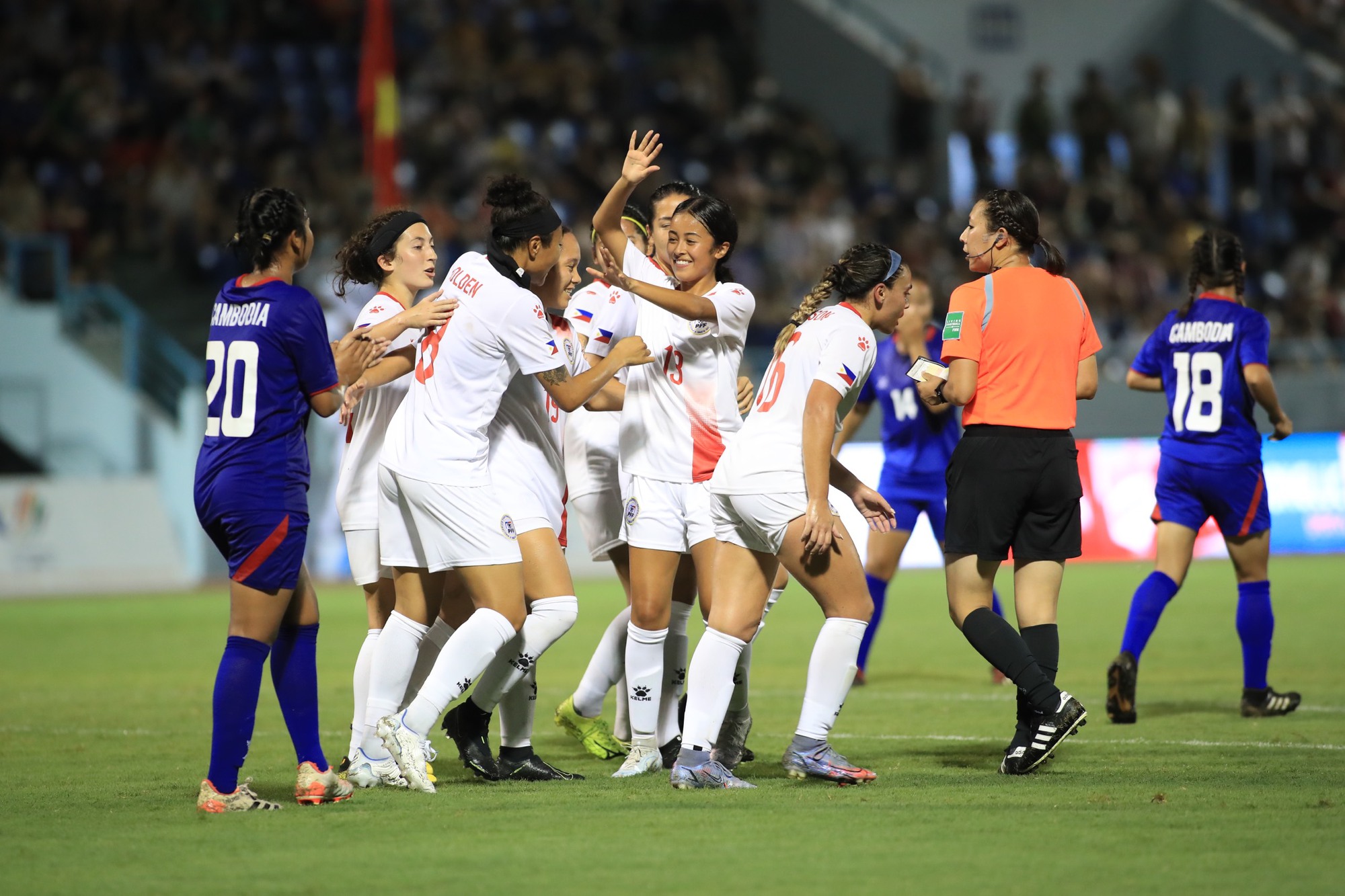 Thắng đậm Singapore, tuyển nữ Thái Lan thách thức ngôi hậu SEA Games 31 - Ảnh 3.