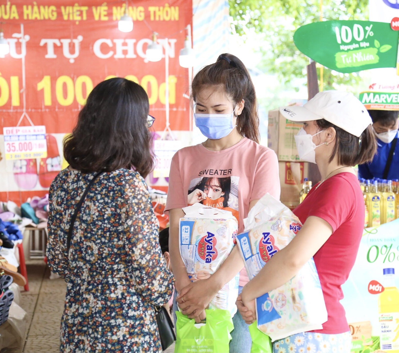 Nutifood phối hợp quỹ ph&aacute;t triển t&agrave;i năng Việt trao h&agrave;ng ng&agrave;n qu&agrave; tặng cho c&ocirc;ng nh&acirc;n B&igrave;nh Dương - Ảnh 2.