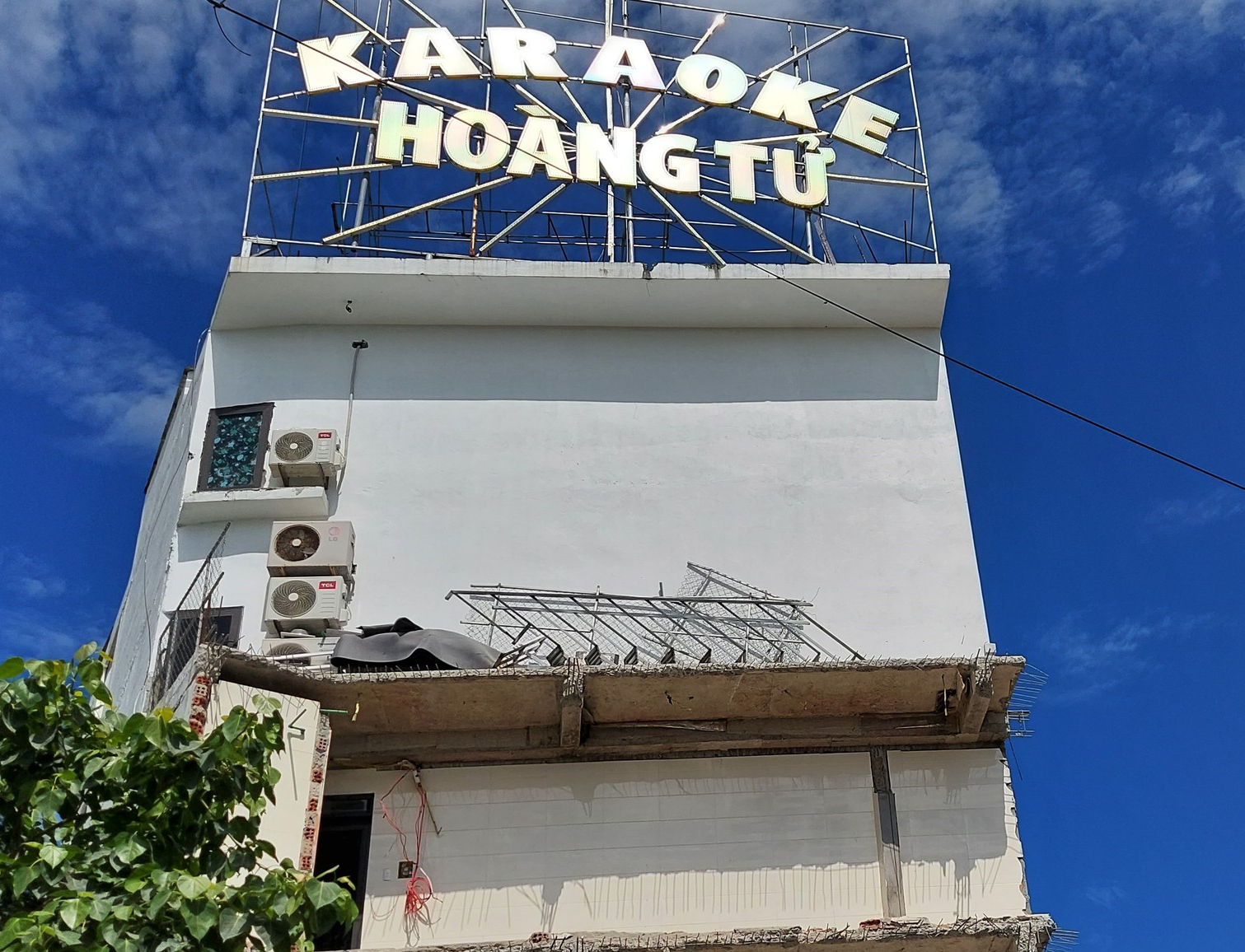 Xây dựng ngoài "sổ đỏ" đến 58 m2, quán karaoke Hoàng Tử buộc phải tháo dỡ phần vi phạm
