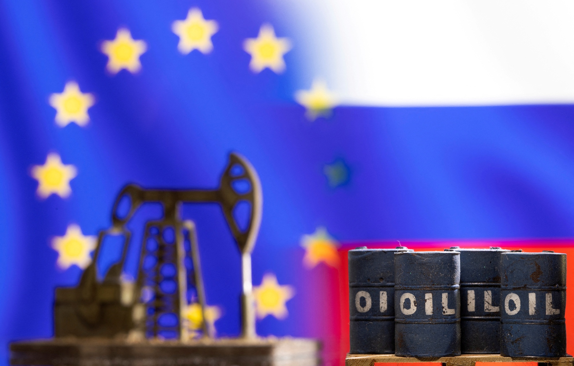 EU dựa vào ai để cấm vận dầu Nga?