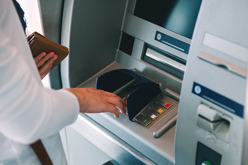 An toàn khi rút tiền ATM bằng căn cước công dân gắn chip