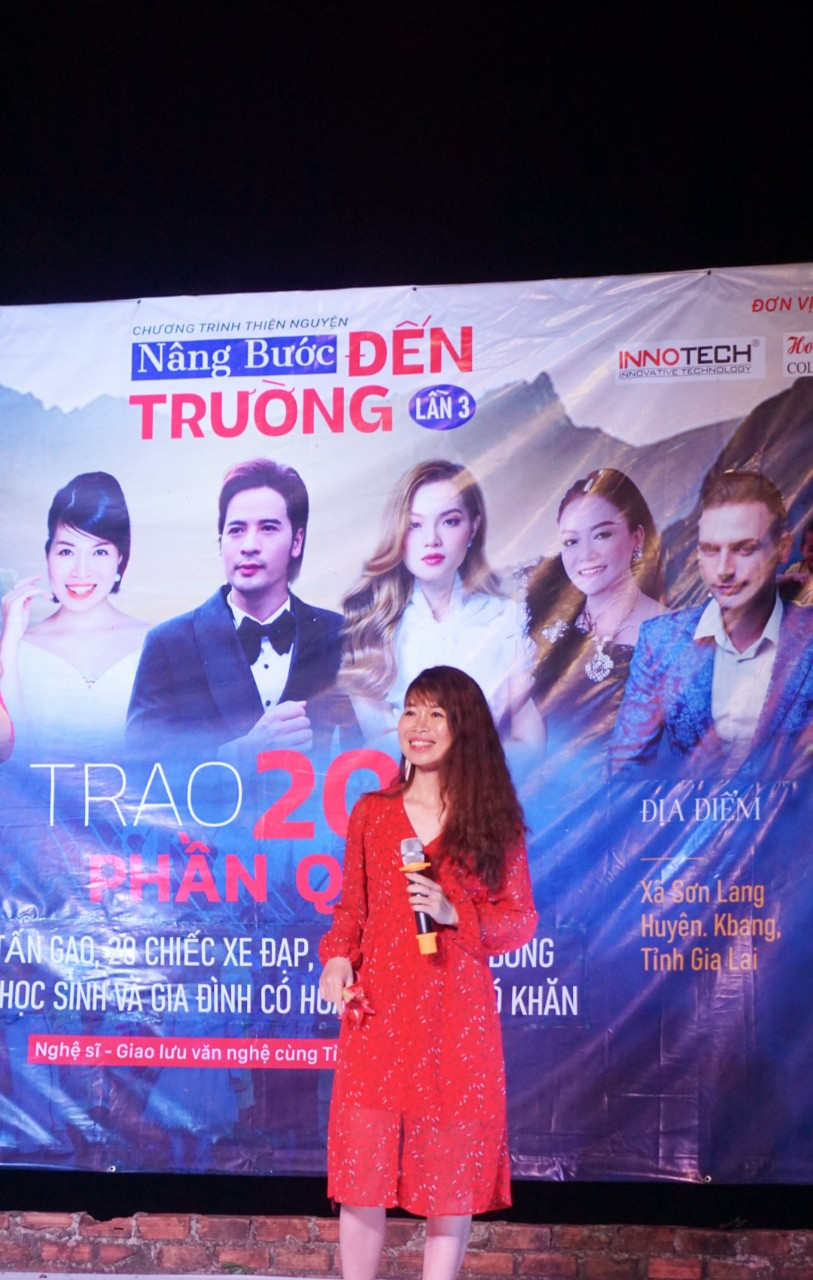 Diễn giả - MC Thi Thảo c&ugrave;ng ca sỹ Kyo York đồng h&agrave;nh trong chương tr&igrave;nh thiện nguyện tại Gia Lai - Ảnh 4.