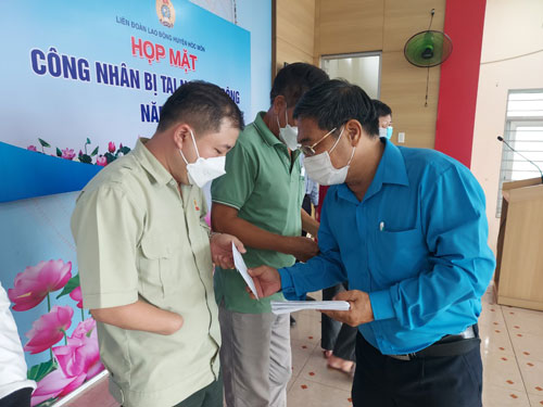 Động viên công nhân bị tai nạn lao động