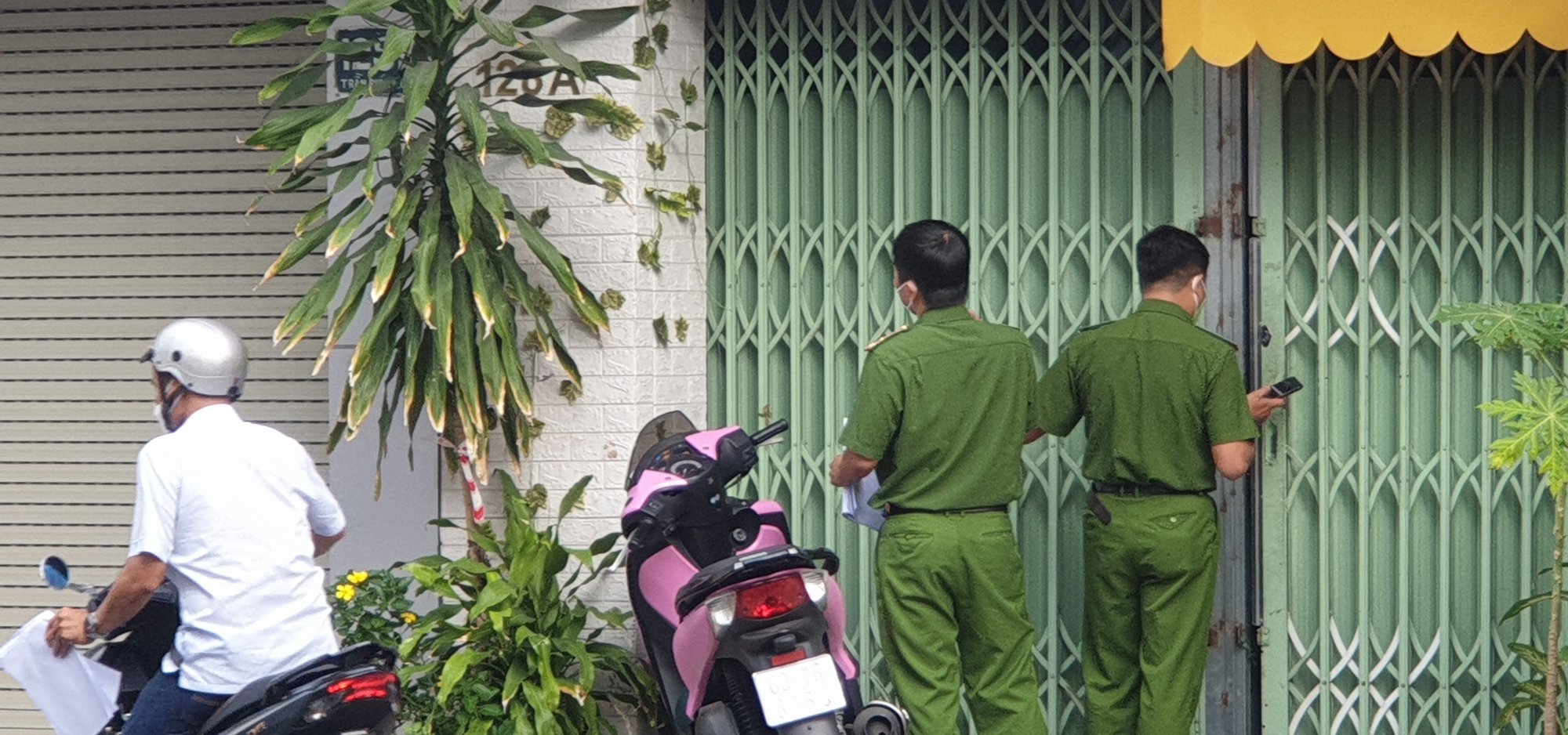 Người d&acirc;n kể về  vụ con t&acirc;m thần s&aacute;t hại mẹ v&agrave; d&igrave; ruột trong căn nh&agrave; ở quận 5 - Ảnh 3.