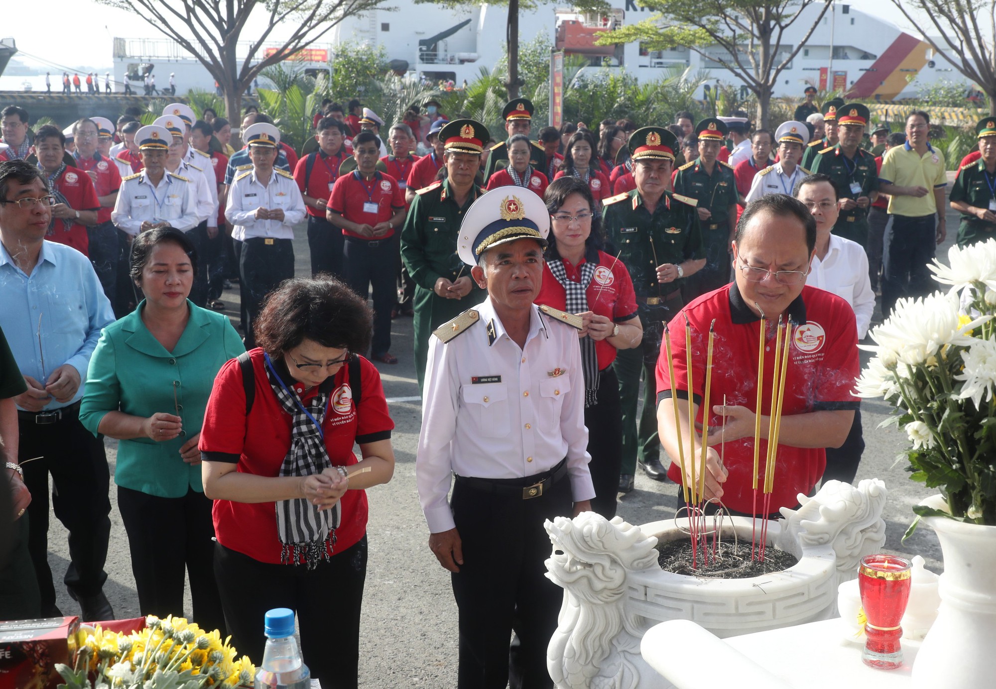 Hơn 200 đại biểu TP HCM thăm Trường Sa v&agrave; nh&agrave; gi&agrave;n DK1 - Ảnh 1.