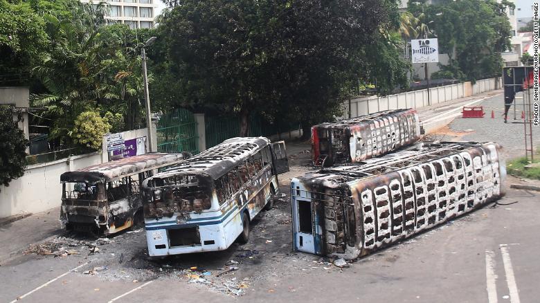 Người biểu t&igrave;nh đốt ph&aacute; h&agrave;ng chục ng&ocirc;i nh&agrave; của ch&iacute;nh trị gia Sri Lanka - Ảnh 1.